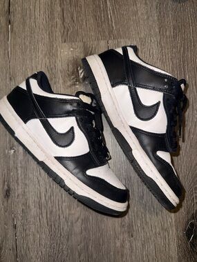 Women’s Nike Panda Dunks Size 6.5